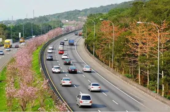 高速路上三车相撞，许昌消防员化身“奶爸”救出四个月大婴儿