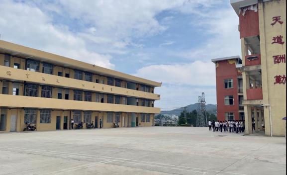 今天，他的墓碑前摆满了橘子……