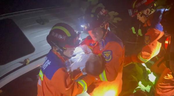 高速路上三车相撞，许昌消防员化身“奶爸”救出四个月大婴儿