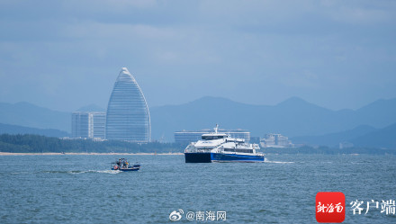 三亚后海迎来众多游客看海冲浪