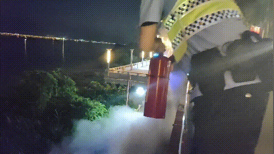 江边人行栈道起火！街坊目睹这一幕，赶紧跑来派出所