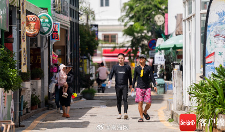 三亚后海迎来众多游客看海冲浪