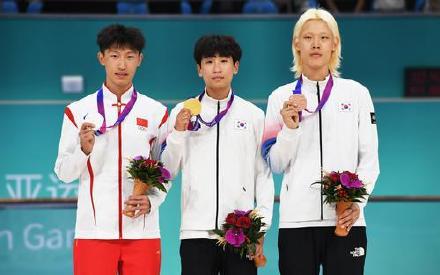 男子速度轮滑10000米积分淘汰赛,中国选手张振海摘银 男子速度轮滑10000米积分淘汰赛,中国选手张振海摘银