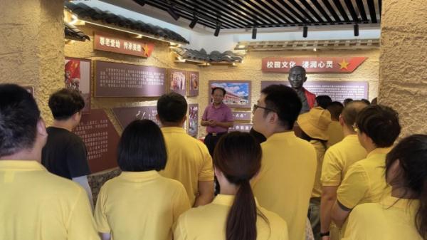 今天，他的墓碑前摆满了橘子……