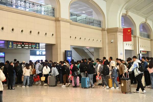 51.6万人次！哈铁创今年单日客流新高，这些方向仍有余票→