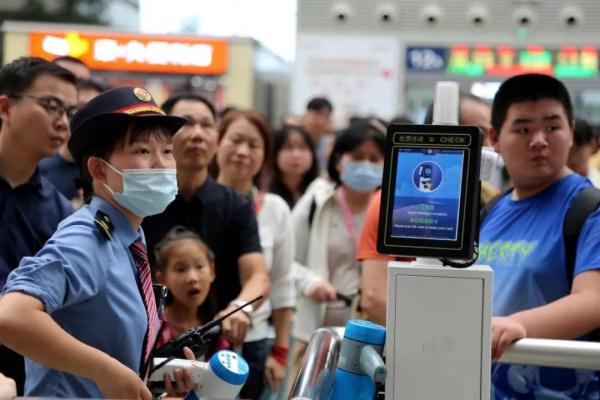 “中国14亿人,2亿人在郑州东站”?今日持续高位运行! “中国14亿人,2亿人在郑州东站”?今日持续高位运行!