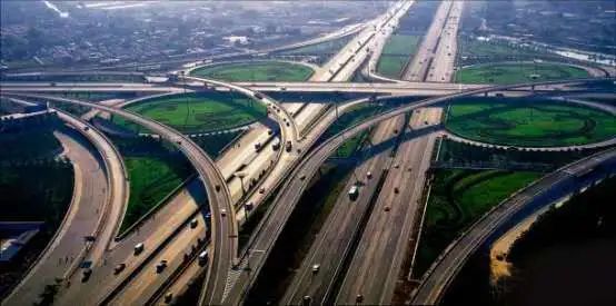 高速路上三车相撞，许昌消防员化身“奶爸”救出四个月大婴儿