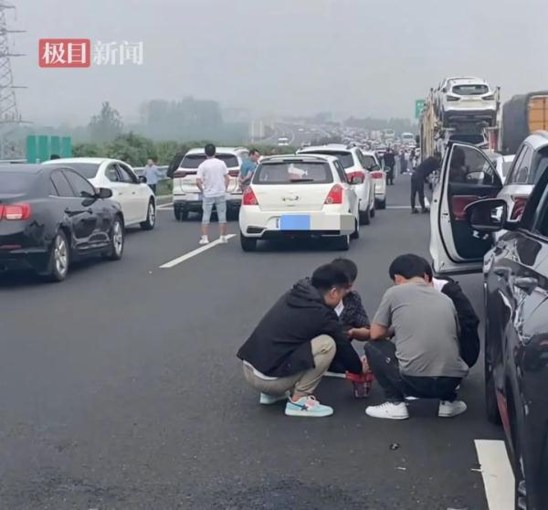 “少说几万辆车被堵”？一高速崩溃堵车7小时，罪魁祸首全因这一辆车…