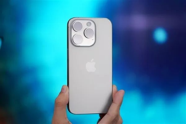 iPhone15 Pro发热翻车？屏幕被顶起