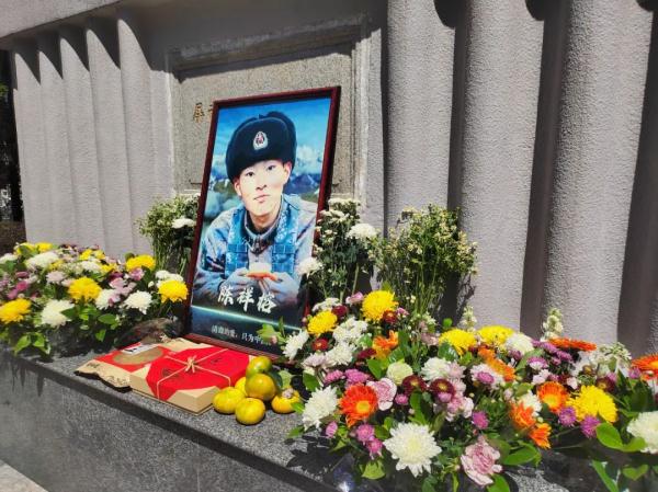 今天，他的墓碑前摆满了橘子……