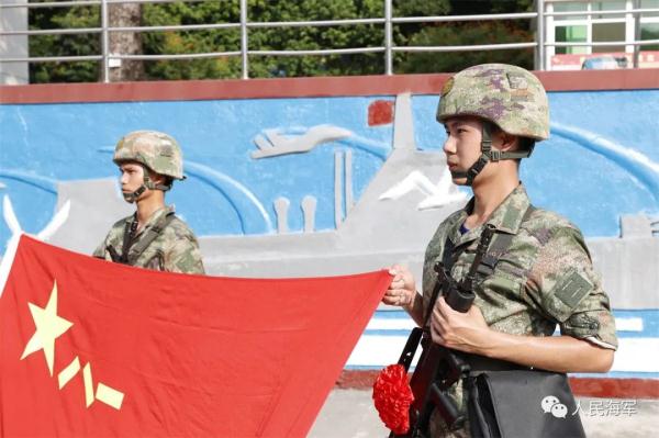 烈士梅雄的外甥，当海军啦!