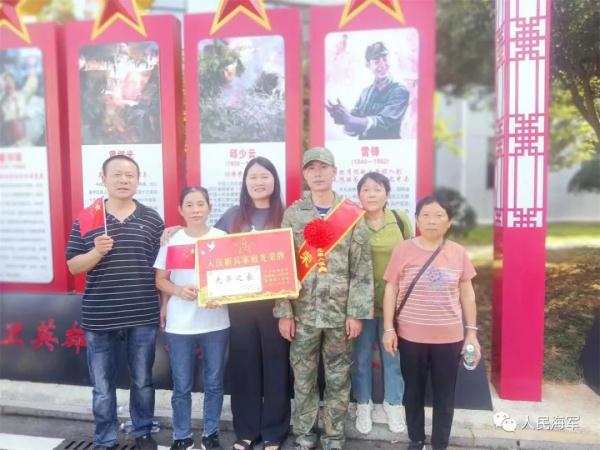 烈士梅雄的外甥，当海军啦!