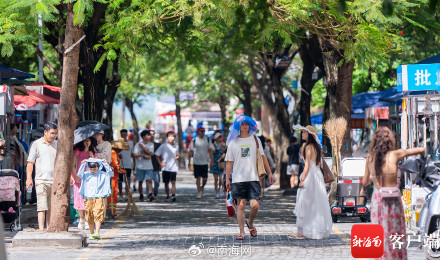 三亚后海迎来众多游客看海冲浪