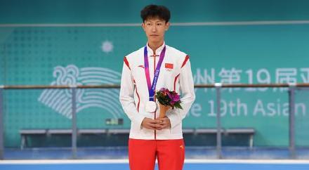 男子速度轮滑10000米积分淘汰赛,中国选手张振海摘银 男子速度轮滑10000米积分淘汰赛,中国选手张振海摘银