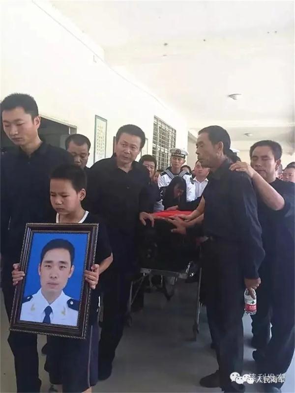 烈士梅雄的外甥，当海军啦!