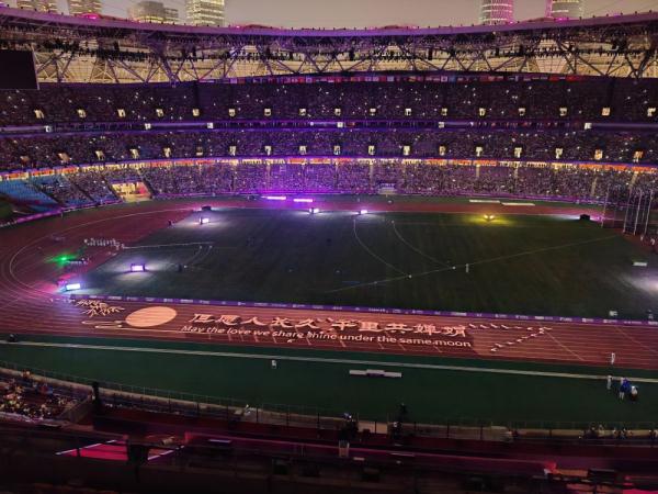 大型裸眼3D秀亮相“大莲花”，为亚运田径项目开赛