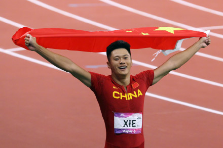 亚洲飞人谢震业与妻子庆祝，一起感受百米飞人的极致浪漫