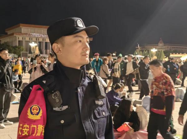 北京警方圆满完成天安门广场升国旗仪式安保工作
