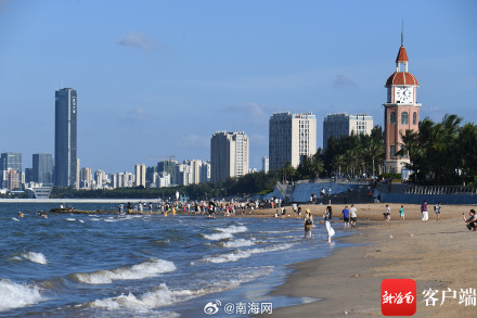 “双节”假期第二天,海口假日海滩游人如织 “双节”假期第二天,海口假日海滩游人如织