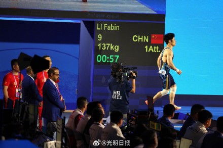 李发彬举重男子61公斤级夺金