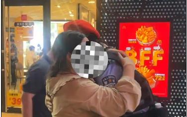 事发长沙国金街头！特警的一个拥抱，刷爆网络……