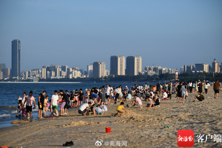 “双节”假期第二天,海口假日海滩游人如织 “双节”假期第二天,海口假日海滩游人如织