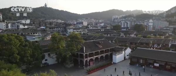 在飘扬的五星红旗下 每一处光景都是锦绣中国 在飘扬的五星红旗下 每一处光景都是锦绣中国