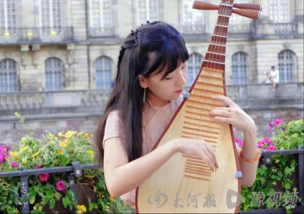 00后女生法国街头弹琵琶，勾起盲人老爷爷的中国记忆