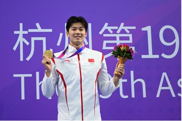 用杭州丝巾定格游泳冠军汪顺的亚运精彩瞬间