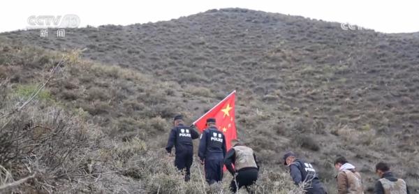 迎着朝阳 五星红旗熠熠生辉 迎着朝阳 五星红旗熠熠生辉