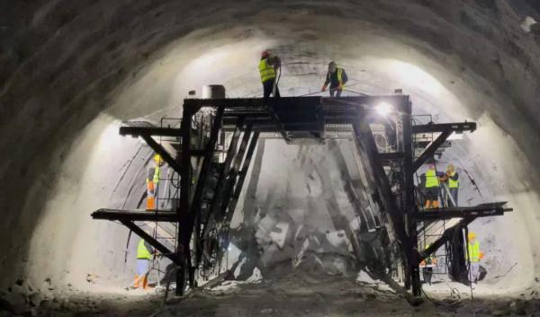 西藏拉日高速公路最长隧道贯通 西藏拉日高速公路最长隧道贯通