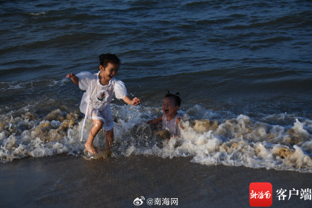 “双节”假期第二天,海口假日海滩游人如织 “双节”假期第二天,海口假日海滩游人如织