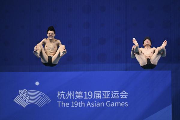 杭州亚运会|男子双人3米跳板:严思宇/何超夺冠 杭州亚运会|男子双人3米跳板:严思宇/何超夺冠