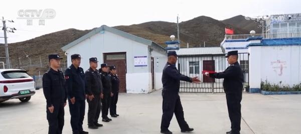 迎着朝阳 五星红旗熠熠生辉 迎着朝阳 五星红旗熠熠生辉