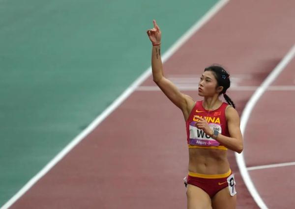 今日亚运｜“跨栏女神”冲金，羽军团体决胜