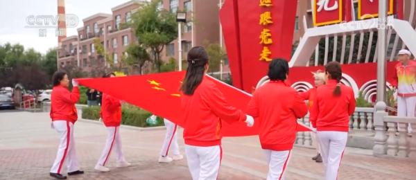 迎着朝阳 五星红旗熠熠生辉 迎着朝阳 五星红旗熠熠生辉