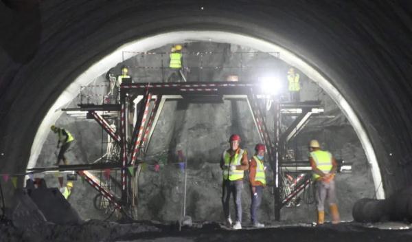 西藏拉日高速公路最长隧道贯通 西藏拉日高速公路最长隧道贯通