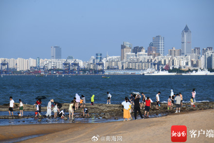“双节”假期第二天,海口假日海滩游人如织 “双节”假期第二天,海口假日海滩游人如织