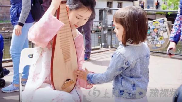 00后女生法国街头弹琵琶，勾起盲人老爷爷的中国记忆