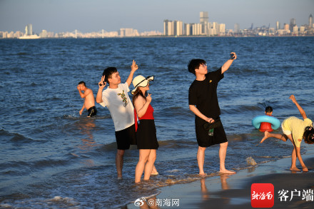 “双节”假期第二天,海口假日海滩游人如织 “双节”假期第二天,海口假日海滩游人如织