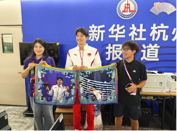 用杭州丝巾定格游泳冠军汪顺的亚运精彩瞬间