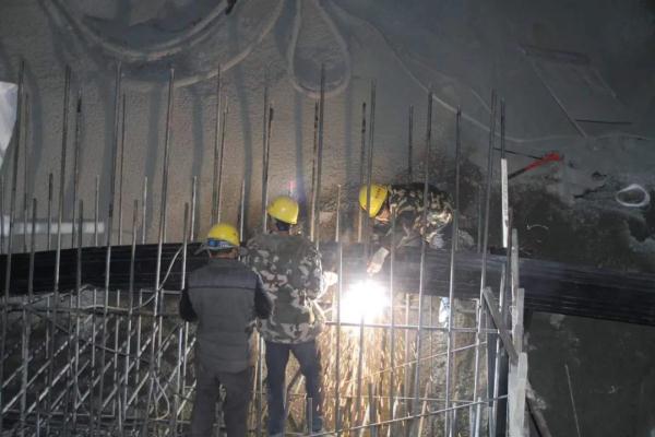 西藏拉日高速公路最长隧道贯通 西藏拉日高速公路最长隧道贯通