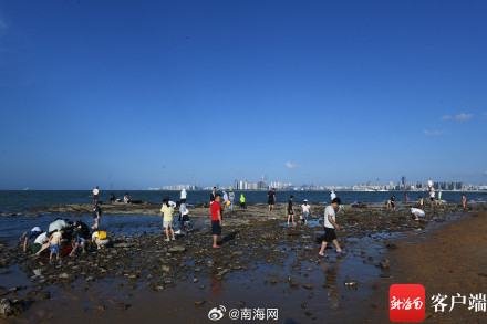 “双节”假期第二天,海口假日海滩游人如织 “双节”假期第二天,海口假日海滩游人如织