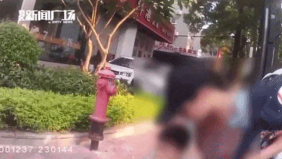 男孩独自在街头边走边掉眼泪，幸好他来了......