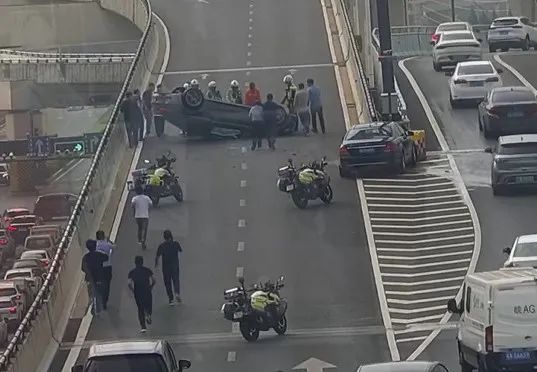 合作化路高架突发！多人冲上前