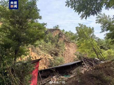 山西吕梁发生山体滑坡1人被救4人被困