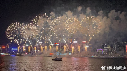 时隔5年，香港国庆烟花汇演在维港夜空绽放