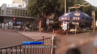 男孩独自在街头边走边掉眼泪，幸好他来了......