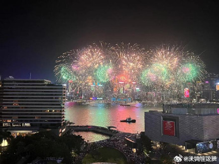 时隔5年，香港国庆烟花汇演在维港夜空绽放