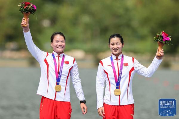 女子500米双人划艇夺冠图片